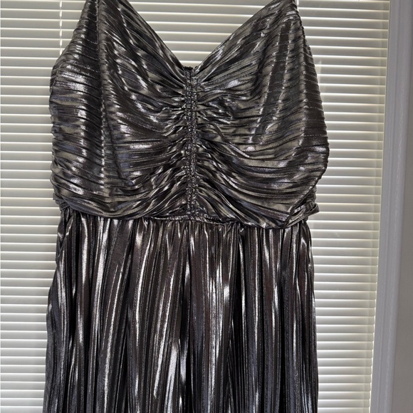 Socialite Pleated Foil Sleeveless Maxi Dress - Picture 3 of 5